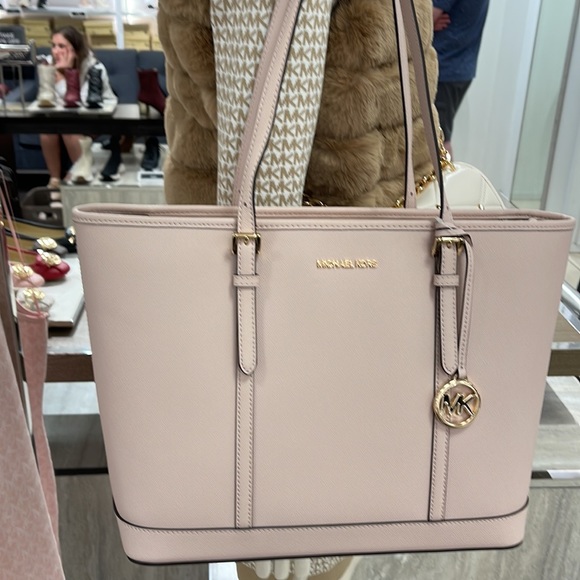 MICHAEL KORS
Jet Set Travel Lg Top Zip Shoulder Tote Saffiano Leather
Pwdr Blush - Picture 15 of 16